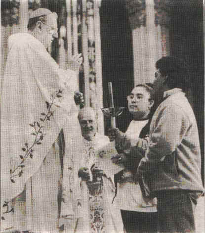 LUZ PERENE - El Cardenal O'Connor bendice una de las antorchas usadas por los corredores durante el maratn en honor a Nuestra Seora de Guadalupe.