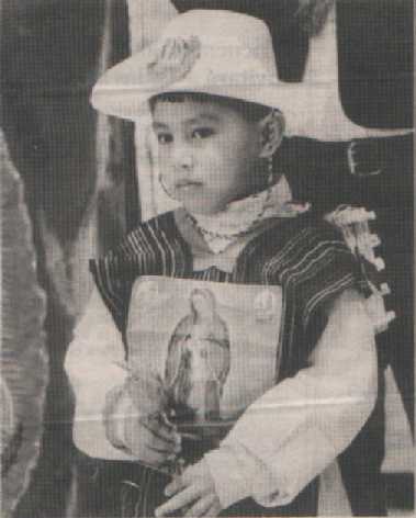 PEQUEO PARTICIPANTE- Nio mexicano en traje tradicional camina en la procesin en la Misa de Nuestra Seora de Guadalupe.