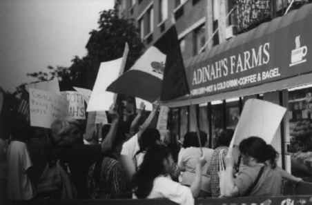 Manifestacin enfrente del comercio