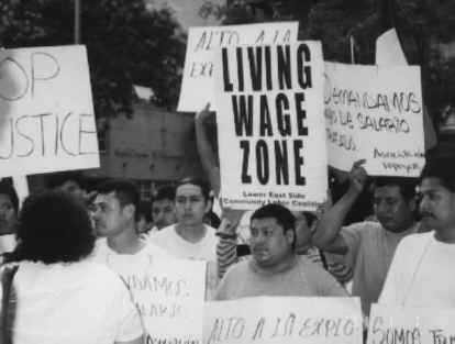 Trabajadores afectados y miembros de la Asociacin en la lucha.
